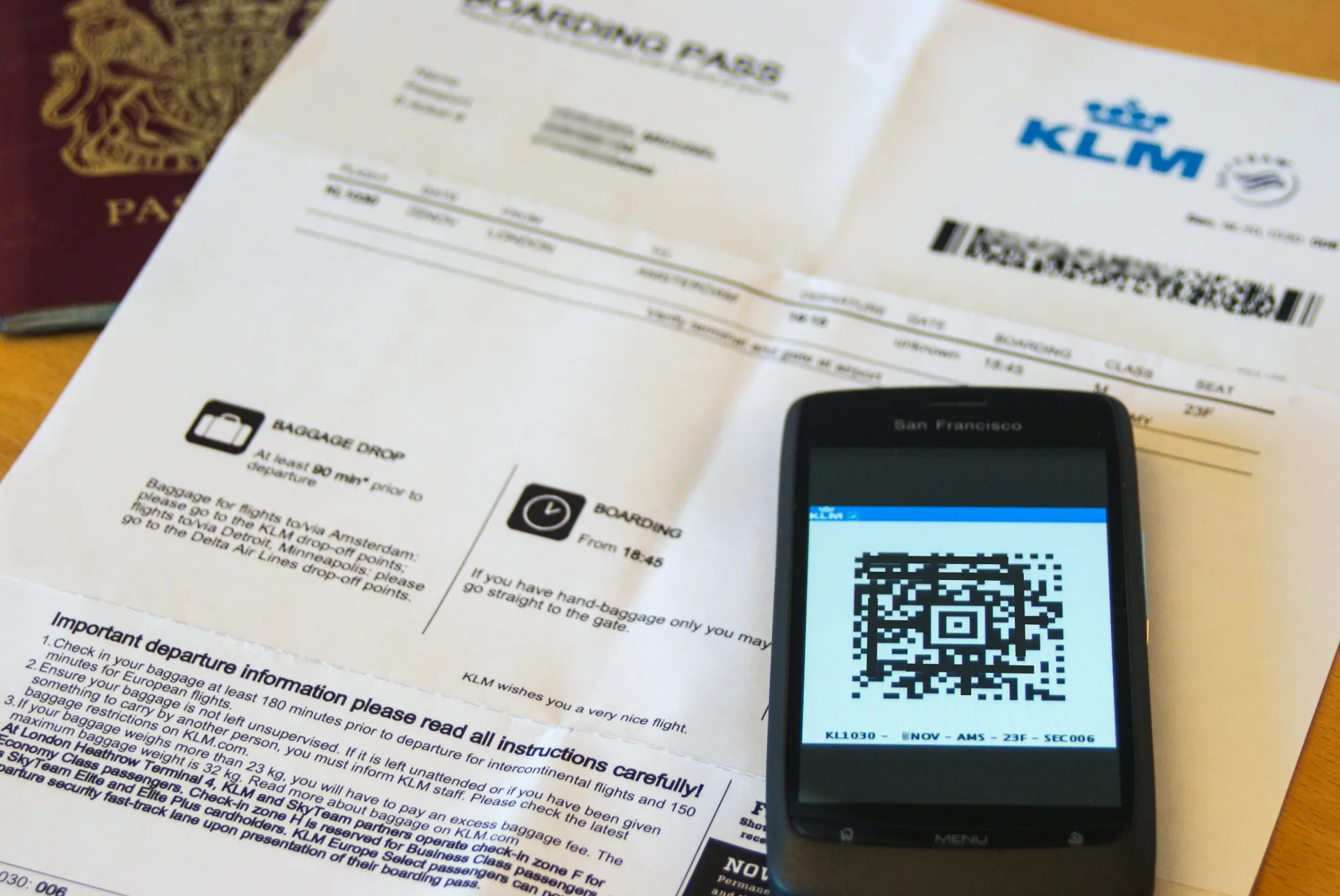 Паспорт, посадочный талон и мобильный boarding pass без персональных данных