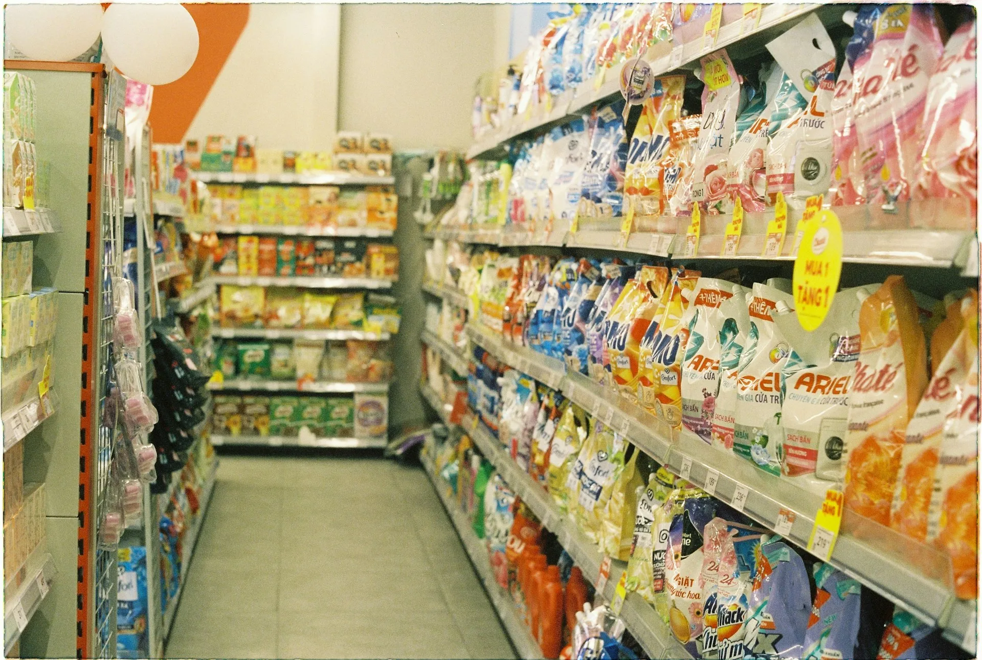 Полки супермаркета во Вьетнаме с продуктами и бытовой химией